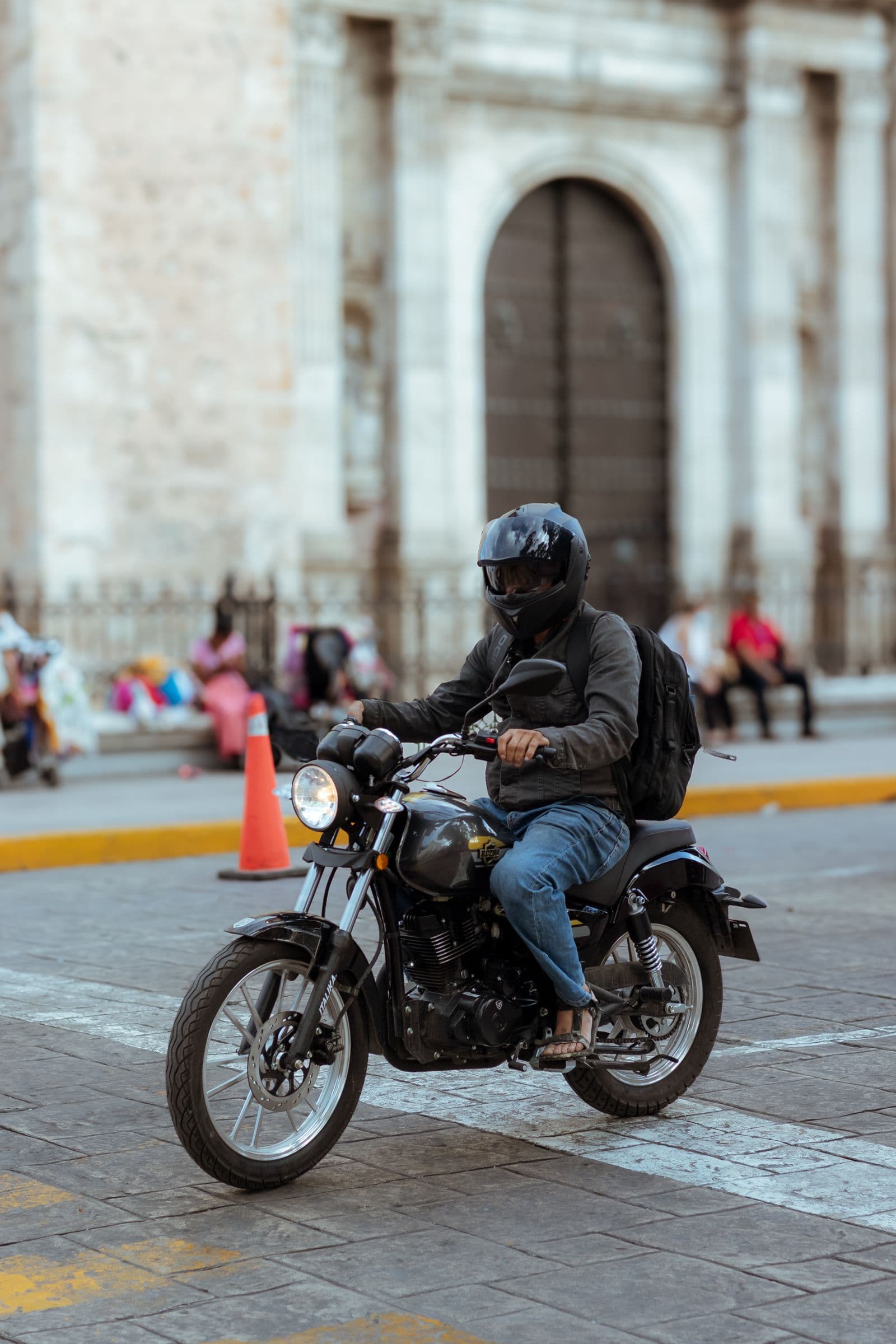 Motociclista na cidade, representando os planos para moto, caminhão e frota